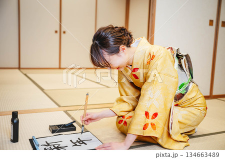 書道をする着物の女性 134663489