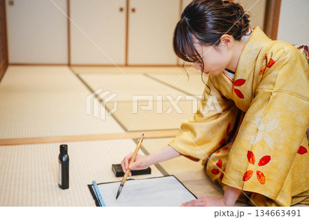 書道をする着物の女性 134663491