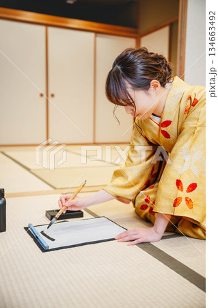 書道をする着物の女性 134663492