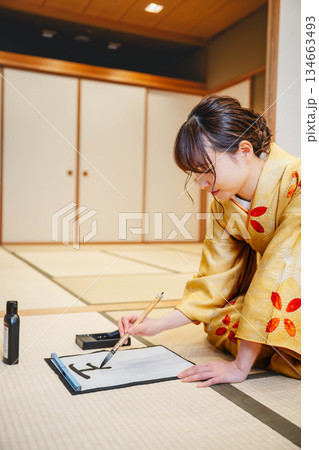 書道をする着物の女性 134663493