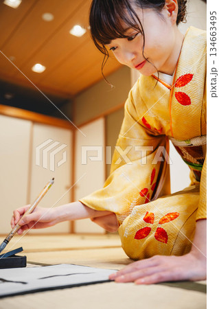 書道をする着物の女性 134663495