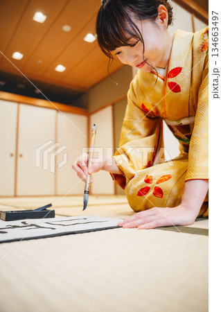 書道をする着物の女性 134663497
