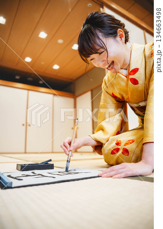 書道をする着物の女性 134663498