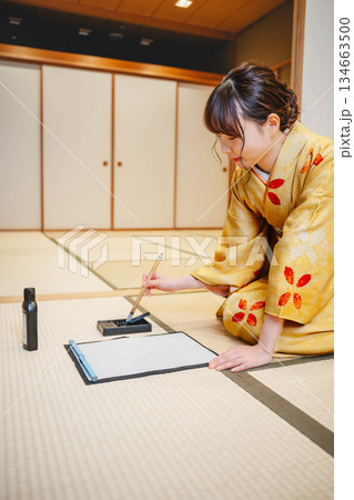 書道をする着物の女性 書道をする着物の女性 134663500