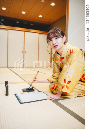 書道をする着物の女性 134663506