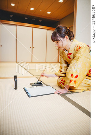 書道をする着物の女性 134663507