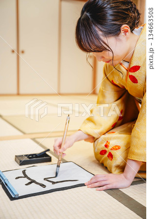 書道をする着物の女性 書道をする着物の女性 134663508
