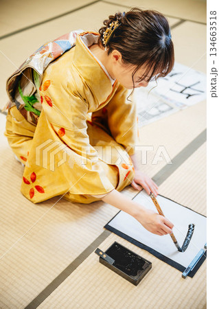 書道をする着物の女性 134663518