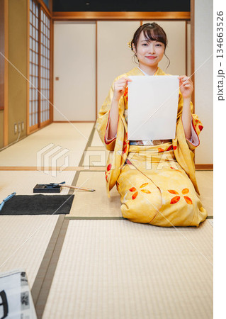 書道をする着物の女性 書道をする着物の女性 134663526