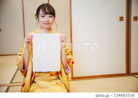 書道をする着物の女性 書道をする着物の女性 134663530