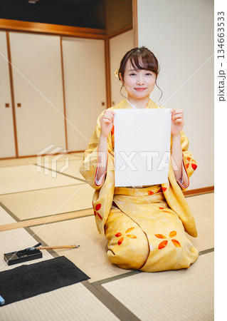 書道をする着物の女性 書道をする着物の女性 134663533