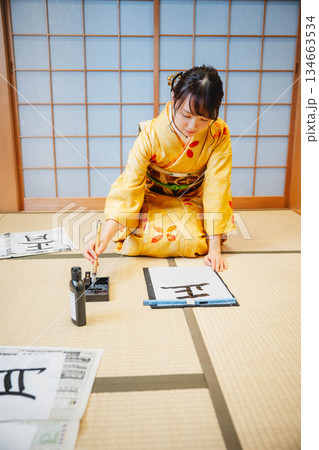 書道をする着物の女性 134663534