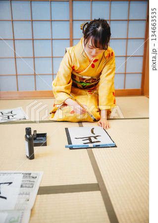 書道をする着物の女性 書道をする着物の女性 134663535