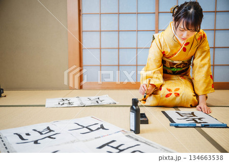 書道をする着物の女性 134663538