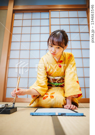 書道をする着物の女性 書道をする着物の女性 134663546