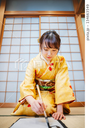 書道をする着物の女性 134663549