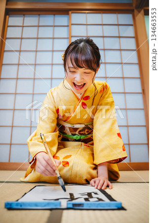 書道をする着物の女性 書道をする着物の女性 134663553