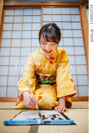 書道をする着物の女性 134663554