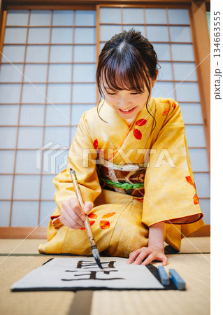 書道をする着物の女性 134663555