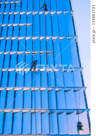 日本の東京都市景観年の瀬の銀座に…“忍者”出現！。ビルの窓ガラスの清掃…年末大掃除…＝23日 134663593