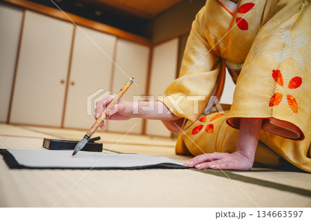 着物で習字をしている手元 134663597