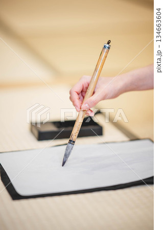 着物で習字をしている手元 着物で習字をしている手元 134663604