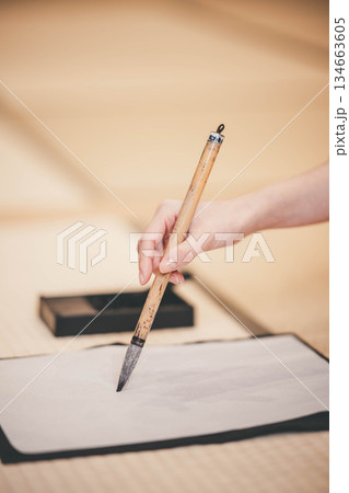着物で習字をしている手元 着物で習字をしている手元 134663605