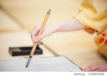 着物で習字をしている手元 134663606