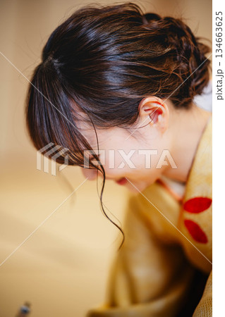 着物を着た女性 134663625