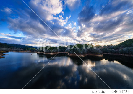 水不足の奈良布目ダム師走の夕景 大空を渡る雲と西に傾いた夕日に照らされる布目湖➃ 水不足の奈良布目ダム師走の夕景 大空を渡る雲と西に傾いた夕日に照らされる布目湖➃ 134663729