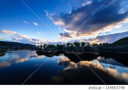 水不足の奈良布目ダム師走の夕景 大空を渡る雲と黄金色に輝く雲に照らされる布目湖⑬ 水不足の奈良布目ダム師走の夕景 大空を渡る雲と黄金色に輝く雲に照らされる布目湖⑬ 134663746