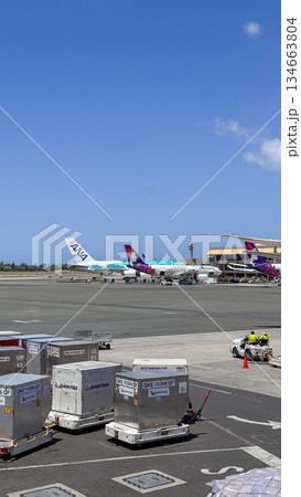 ハワイ ダニエルKイノウエ国際空港 駐機中の飛行機 空港風景 余白 ハワイ ダニエルKイノウエ国際空港 駐機中の飛行機 空港風景 余白 134663804
