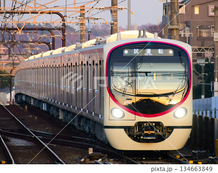 夕日に照らされて走る京王2000系2701F試運転 134663849