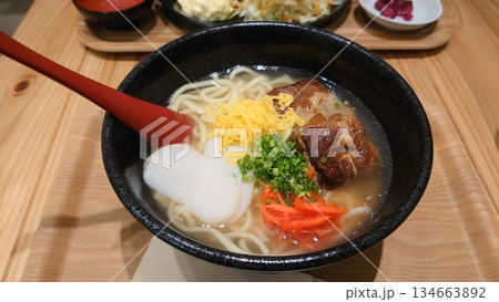 おいしそうなソーキそば おいしそうなソーキそば 134663892