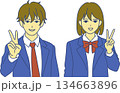 ピースする高校生男女 134663896