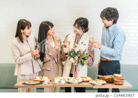 飲食店で食事会,飲み会をするビジネスマンとビジネスウーマン 134663907