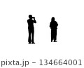 記念撮影する人のシルエット 134664001