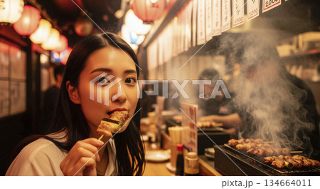 焼き鳥横丁　焼き鳥を食べる女性 134664011