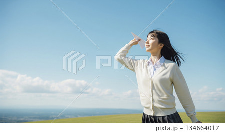 紙飛行機を投げるシーン 紙飛行機を投げるシーン 134664017