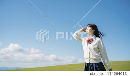 紙飛行機を投げるシーン 134664018