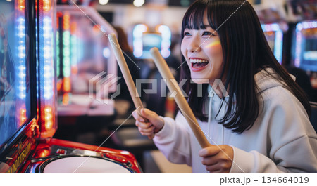 太鼓の達人をする女性 134664019