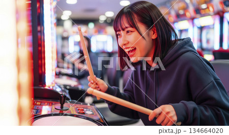 太鼓の達人をする女性 134664020