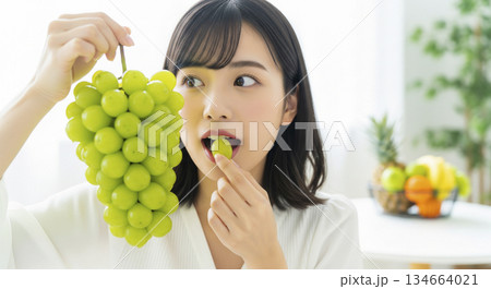 シャインマスカットを食べる女性 シャインマスカットを食べる女性 134664021