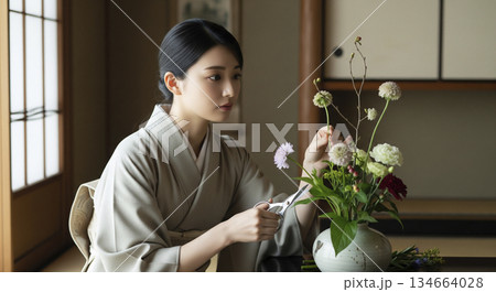 花を生ける（生け花）女性 134664028