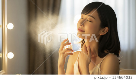 香水を吹きかける女性 134664032