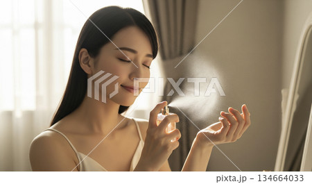 香水を吹きかける女性 134664033