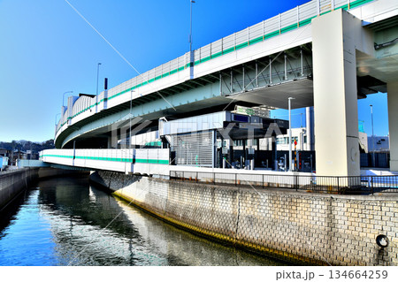溝田橋／石神井川より首都高中央環状線王子南出入口付近を望む(東京都北区)【2025.12】 134664259
