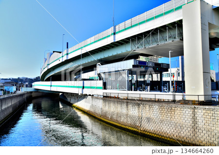 溝田橋／石神井川より首都高中央環状線王子南出入口付近を望む(東京都北区)【2025.12】 134664260