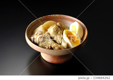 手羽元と大根と卵の甘辛煮を黒背景で撮影 134664262