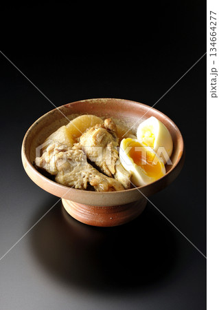 手羽元と大根と卵の甘辛煮を黒背景で撮影 手羽元と大根と卵の甘辛煮を黒背景で撮影 134664277
